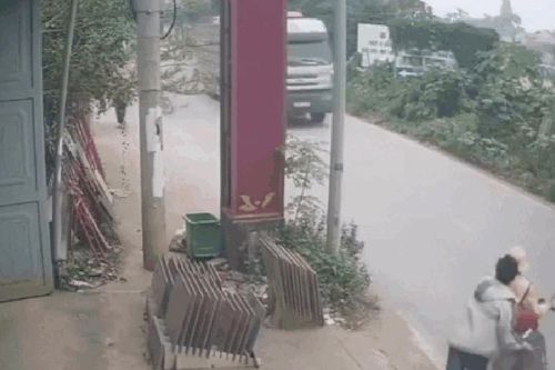 Hà Nội: Vi phạm giao thông rồi đẩy Cảnh sát vào gầm xe tải, đối tượng bị tạm giữ vì hành vi Giết người