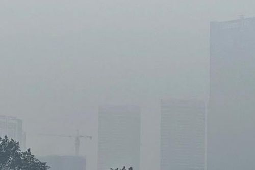 Ô nhiễm kéo dài, bụi mịn bao trùm hàng loạt tòa nhà cao tầng ở Hà Nội