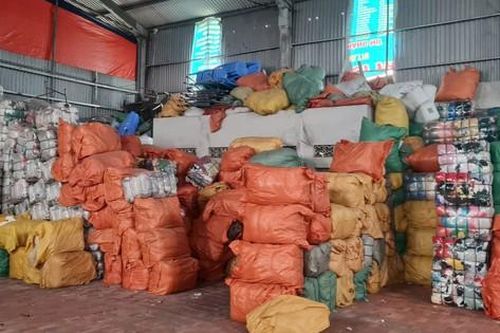 Phát hiện hơn 94 tấn quần áo đã qua sử dụng không rõ nguồn gốc trong nhà kho