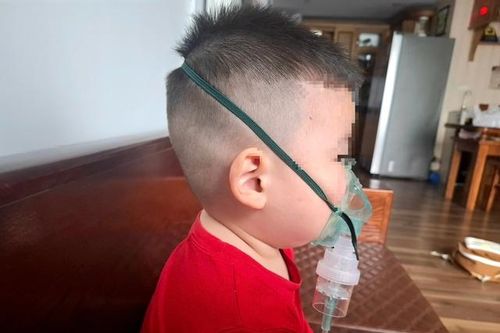 Cả nhà bị viêm đường hô hấp giữa mùa ô nhiễm không khí