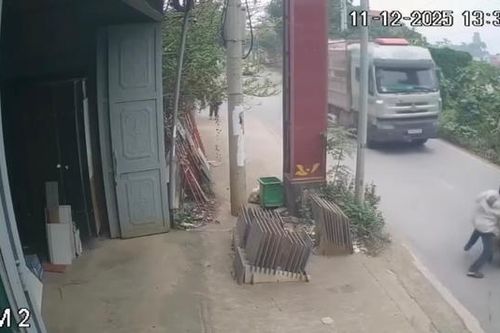 Tạm giữ người đàn ông đẩy CSGT vào đầu xe tải đang chạy