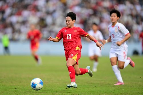 Nữ tiền vệ cao 1,53 m 'làm chủ' trận Việt Nam - Myanmar