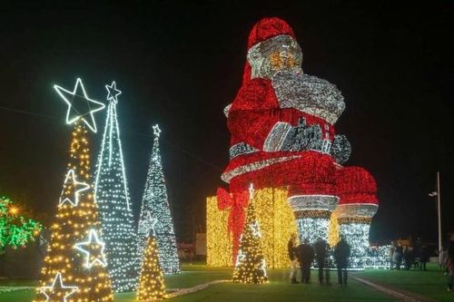 Ông già Noel lớn nhất thế giới, cao bằng tòa nhà 7 tầng