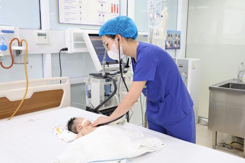 Trẻ 4 tháng khò khè ho nhẹ, một ngày sau nhập viện đã viêm phổi