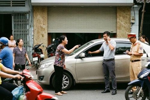 Đỗ xe chắn cửa nhà dân có bị phạt không?
