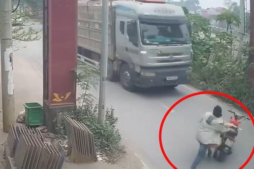Hà Nội tạm giữ hình sự đối tượng đẩy Cảnh sát giao thông vào đầu xe tải