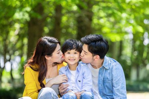 8 điều cha mẹ không nên chia sẻ với con cái dù gia đình có hạnh phúc đến đâu