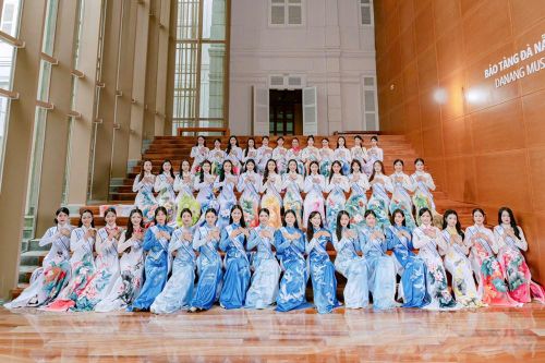 Nữ sinh diện áo dài nền nã tham quan Bảo tàng Đà Nẵng