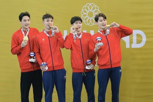 Sức vóc 'bộ tứ nam thần' đội bơi tiếp sức Việt Nam vừa giành HCV SEA Games 2025
