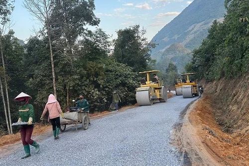 Đường 'xuyên sơn' nối gần các bản khó