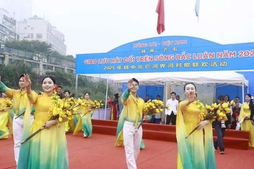 Giao lưu hát đối trên sông biên giới Bắc Luân
