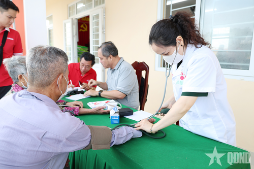 An Giang: Bộ đội Biên phòng khám bệnh, tư vấn sức khỏe, cấp phát thuốc miễn phí tại xã Kiên Lương