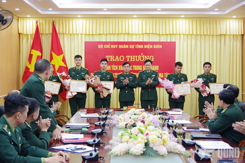 Bộ CHQS tỉnh Điện Biên khen thưởng lực lượng có thành tích trong đấu tranh tội phạm ma túy