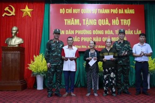 Bộ CHQS TP Đà Nẵng hỗ trợ 200 hộ dân bị thiệt hại sau mưa lũ tại Đắk Lắk