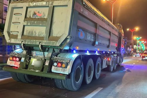 Quảng Ngãi: Nhiều mối nguy từ xe chở vật liệu