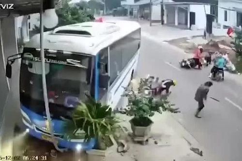 Xe máy dừng đột ngột giữa đường khiến xe khách phải đánh lái tránh tai họa