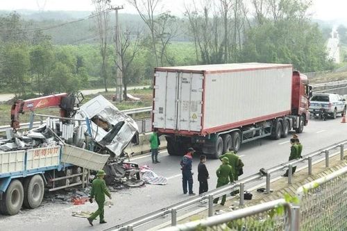 Khởi tố vụ ô tô tải đâm xe đầu kéo làm 5 người thương vong ở Quảng Trị