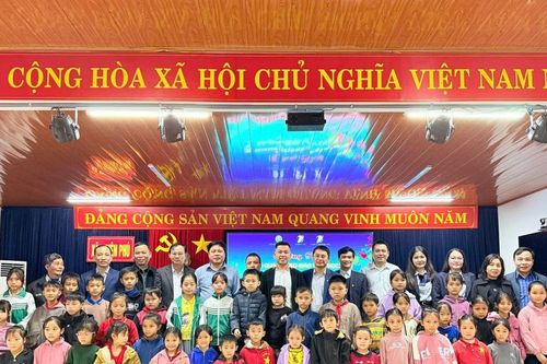 Tiếp sức cho thầy và trò vùng lũ Quảng Trị