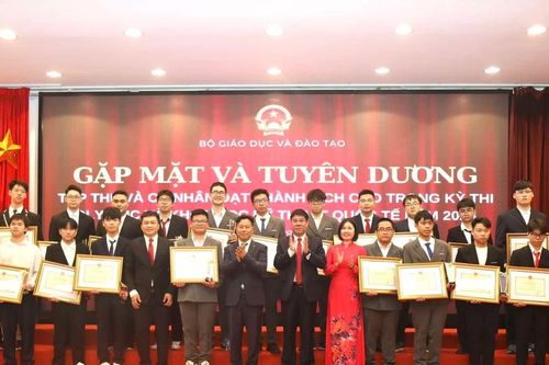 Bộ GD&ĐT gặp mặt, tuyên dương học sinh Olympic và KHKT quốc tế năm 2025