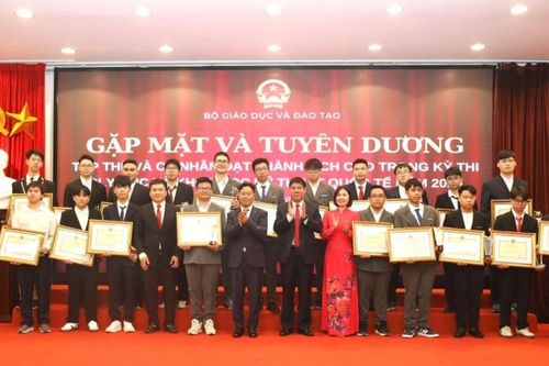 Bộ Giáo dục và Đào tạo gặp mặt, vinh danh học sinh đoạt giải Olympic và Khoa học kỹ thuật quốc tế năm 2025