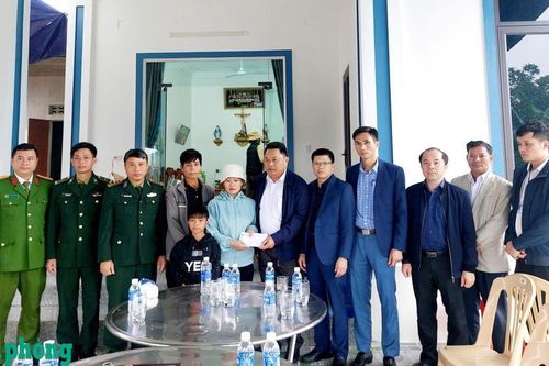 Thăm hỏi các gia đình thuyền viên tàu cá bị nạn trên biển