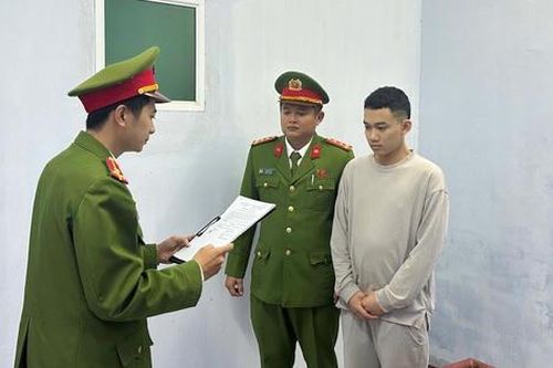 Khởi tố nam thanh niên lái ô tô tông vào nhóm người sau mâu thuẫn tại quán nhậu