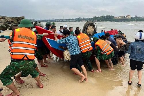 Sóng lớn đánh vỡ mạn tàu, BĐBP kịp thời cứu nạn 2 ngư dân trên biển Quảng Trị