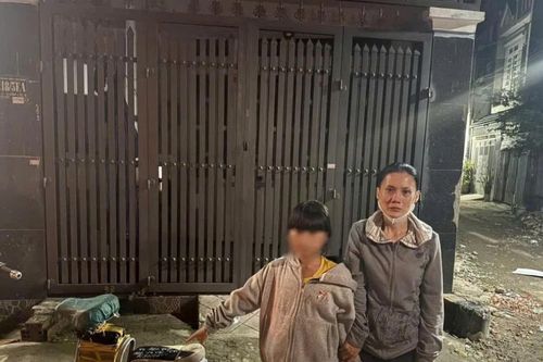 Công an vào cuộc vụ mẹ chở con đi cướp bông tai của bé gái 5 tuổi