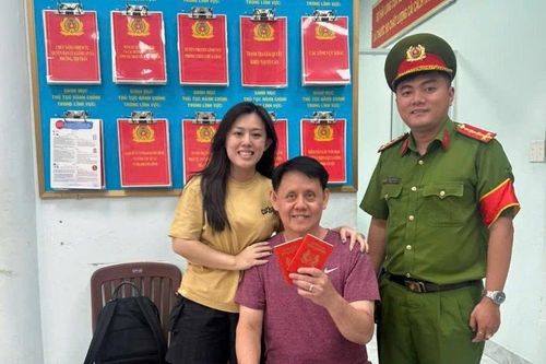 Đi lạc đúng ngày sinh nhật, người đàn ông Singapore được Công an TPHCM giúp đoàn tụ với người thân