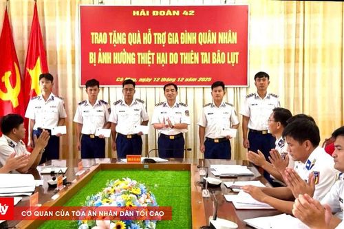 Trao tặng quà cho quân nhân có gia đình bị thiệt hại do thiên tai