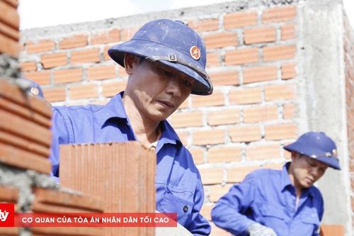 Bộ đội Vùng 3 Hải quân vượt nắng thắng mưa, dựng nhà cho người dân vùng lũ