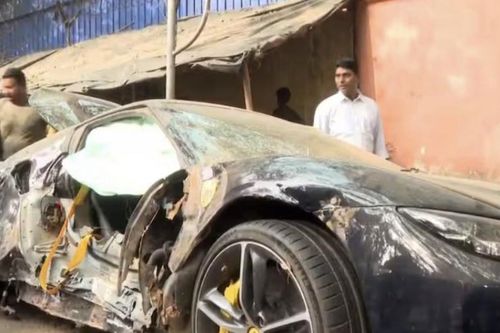 Siêu xe Ferrari 296 GTB chạy quá tốc độ mất lái đâm cột đèn, vỡ nát thân xe