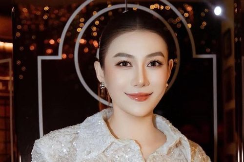 Lê Hà gây xôn xao với hành động thân mật bên Vũ Khắc Tiệp