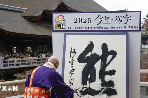 Nhật Bản chọn 'Gấu' là chữ Hán của năm 2025