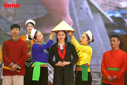Vẻ đẹp phụ nữ Mường qua những hoa văn dệt truyền thống