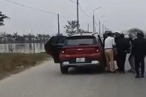 Dừng xe cứu nạn nhân bất tỉnh, Đại úy CSGT nói câu khiến cộng đồng cảm phục