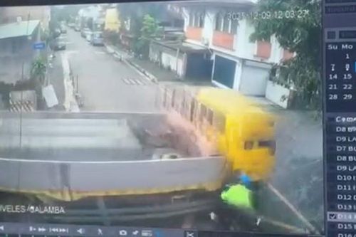 Xe máy tông thẳng vào hông xe tải, 2 người may mắn thoát chết