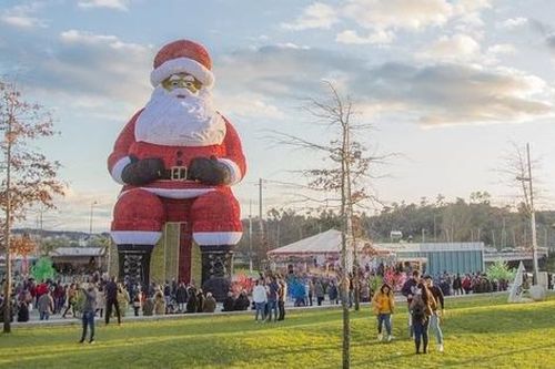 Bất ngờ với 'Ông già Noel lớn nhất thế giới', cao 21m