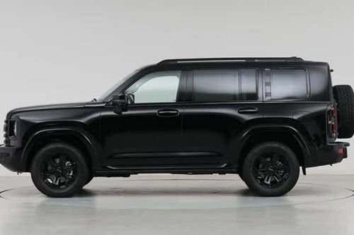 SUV địa hình dài hơn 5 mét, thiết kế hầm hố, giá gần 1 tỷ đồng