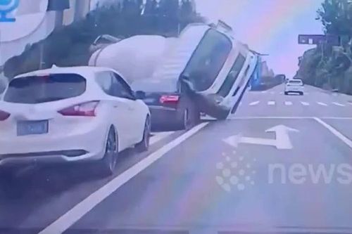 Xe bồn bất ngờ lật nhào, đè trúng Audi A6 dừng đèn đỏ