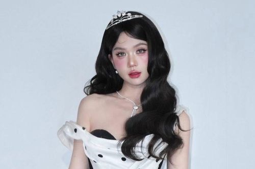 Ngọc Trinh được tặng hai chiếc điện thoại trị giá gần 130 triệu đồng