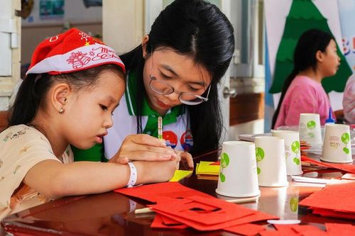 Bệnh nhi đón Giáng sinh sớm trong bệnh viện