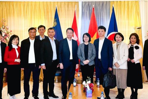 Nỗ lực thu hút thị trường tài chính quốc tế