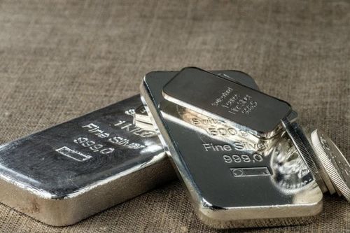Giá bạc hôm nay 12/12/2025: Bạc Phú Quý và bạc thế giới cùng tăng cao
