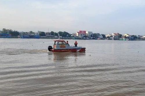 Ca nô tông vào đò ngang làm 1 người mất tích