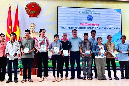 Tặng 110 thẻ BHYT cho người dân có hoàn cảnh khó khăn tại Phù Mỹ Bắc