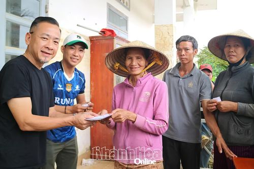 Trao 400 suất quà cho người dân bị thiệt hại do mưa lũ