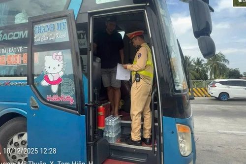 Cao điểm xử lý xe khách trên cao tốc: phát hiện hàng loạt vi phạm trong ngày đầu ra quân