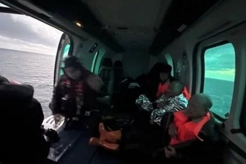 Hàn Quốc giải cứu an toàn 5 thủy thủ nước ngoài rơi xuống biển ngoài khơi Jeju
