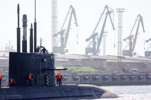 B-587 Velikiye Luki: tàu ngầm Lada 677M tiến gần bàn giao